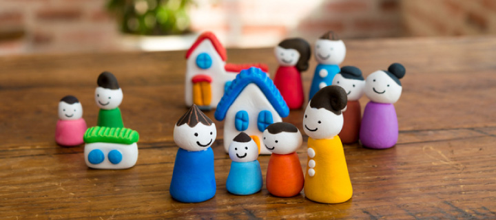 戸建て住宅に住む家族のイメージ人形